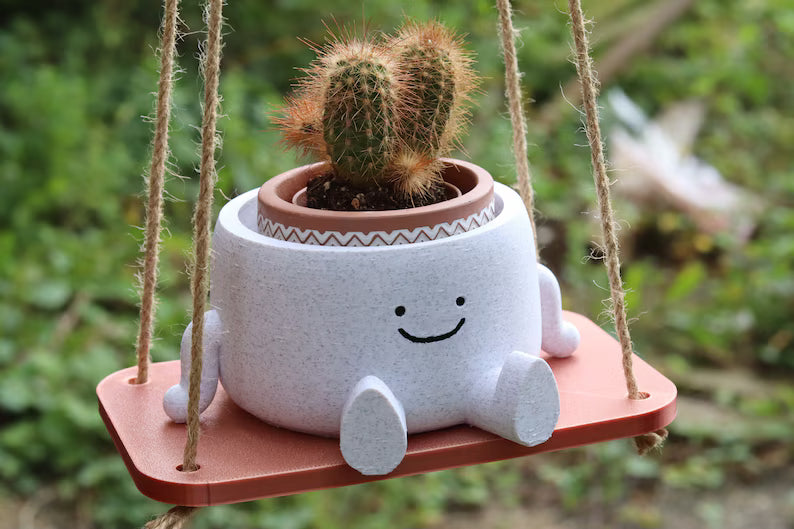 Vaso sospeso di design con pianta grassa appeso all’aperto