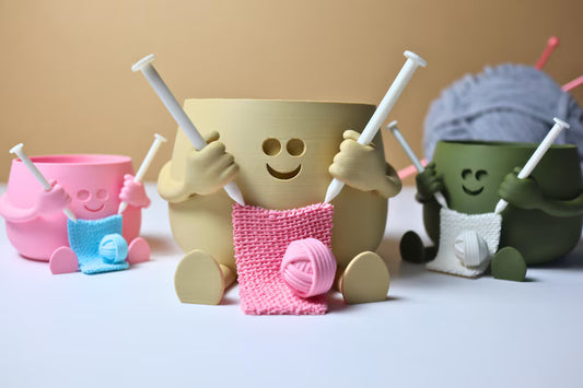 Vasi per piante in ceramica con design di animali e colori pastello su sfondo chiaro